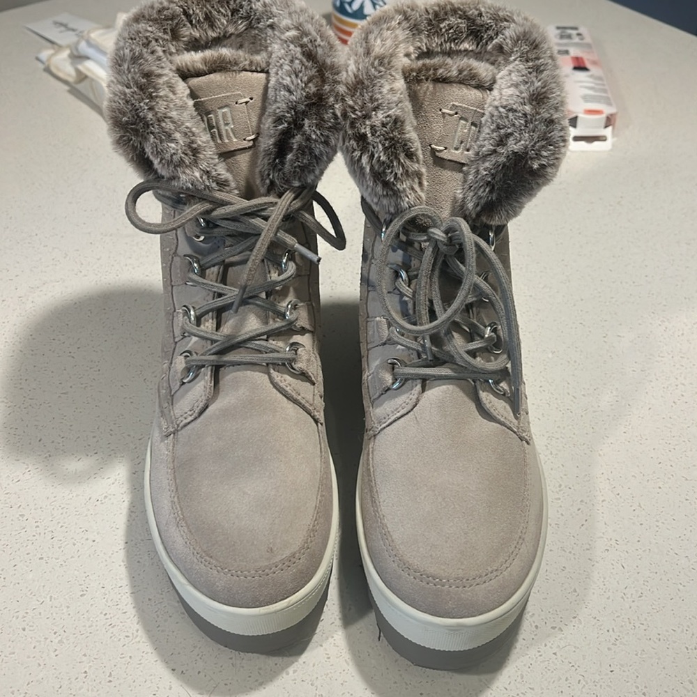 Snow boots